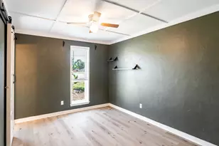 906 Pleasant Valley Rd, Garland, TX 75040 - Photo 10