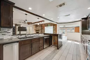 1019 Loch Lomond Dr, Arlington, TX 76012 - Photo 14