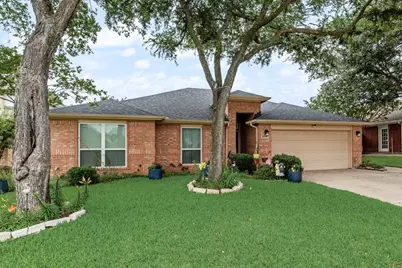 808 Chancellorsville Parkway, Grand Prairie, TX 75052 - Photo 2