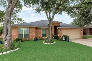 808 Chancellorsville Pkwy, Grand Prairie, TX 75052 - Photo 2