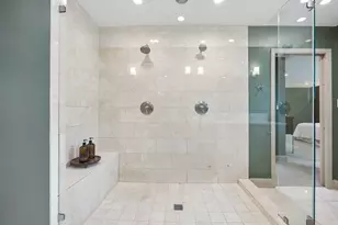 9261 Meadowglen Dr, Dallas, TX 75238 - Photo 18
