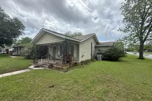 409 Dixon St, Cleburne, TX 76033 - Photo 1