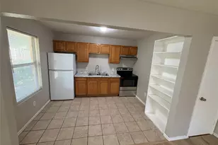605 NW Main St, Ennis, TX 75119 - Photo 4