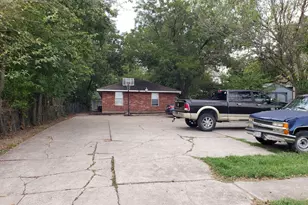 605 NW Main St, Ennis, TX 75119 - Photo 2