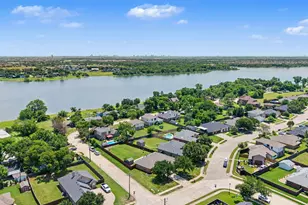 200 Hardwicke Ln, Little Elm, TX 75068 - Photo 2