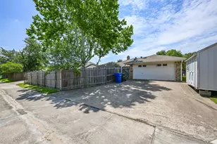 1913 Middle Glen Dr, Carrollton, TX 75007 - Photo 40