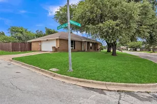 6801 Penhurst Dr, Fort Worth, TX 76133 - Photo 2