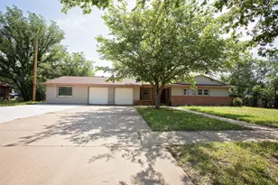 417 Summitt Ave, Graham, TX 76450 - Photo 2