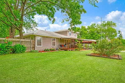 330 Young Street, Blossom, TX 75416 - Photo 2