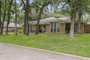 2010 Surrey Oaks Dr, Arlington, TX 76006 - Photo 2