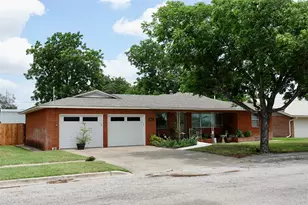 1410 Reynolds St, Goldthwaite, TX 76844 - Photo 2