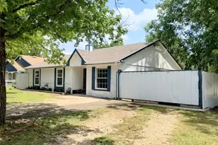 704 Manhattan Dr, Dallas, TX 75217 - Photo 2