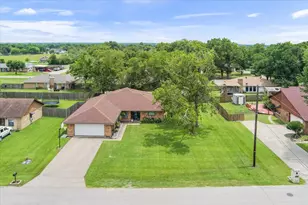 118 Rocky Creek Ave, Groesbeck, TX 76642 - Photo 2