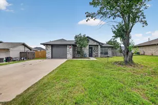 724 Oak Park Dr, Azle, TX 76020 - Photo 2