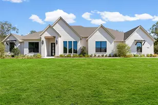 1130 E Landings N, Granbury, TX 76049 - Photo 2
