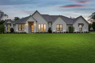 1130 E Landings N, Granbury, TX 76049 - Photo 2