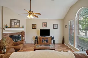 629 Forest Oaks Dr, Grand Prairie, TX 75052 - Photo 4