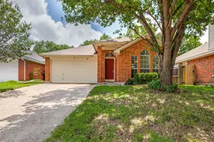 629 Forest Oaks Dr, Grand Prairie, TX 75052 - Photo 2