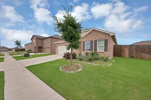 19 Cherryridge Dr, Edgecliff Village, TX 76134 - Photo 4