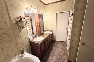817 N Park Ave, Karnes City, TX 78118 - Photo 14
