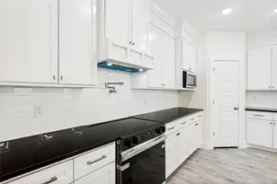 901 E Devitt St, Fort Worth, TX 76110 - Photo 8