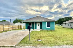 124 Oakwood St, Chico, TX 76431 - Photo 2