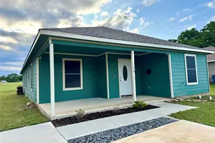 124 Oakwood St, Chico, TX 76431 - Photo 1