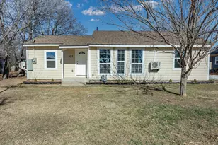 807 Adkins St, Bowie, TX 76230 - Photo 2