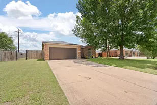 1611 Berry Dr, Cleburne, TX 76033 - Photo 4