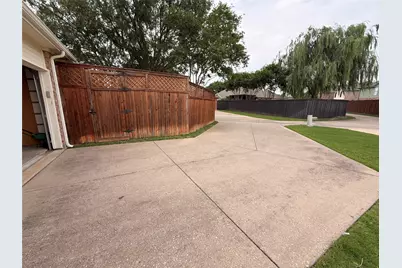 120 Stonecreek Drive, Irving, TX 75063 - Photo 28
