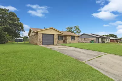 1914 Floral Drive, Gainesville, TX 76240 - Photo 2