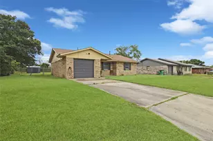1914 Floral Dr, Gainesville, TX 76240 - Photo 2