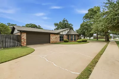 521 W Louella Drive, Hurst, TX 76054 - Photo 4