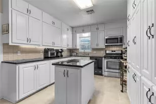 718 Howard St, Jacksonville, TX 75766 - Photo 10