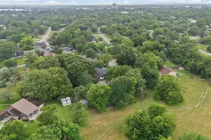 2823 Laurel Ln, Commerce, TX 75428 - Photo 2