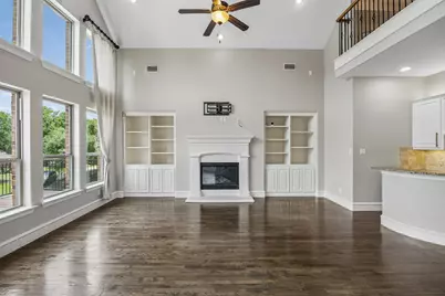 134 Santa Rosa Way, Irving, TX 75062 - Photo 2
