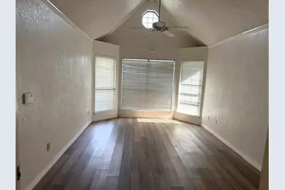 306 Cimarron Trail, Irving, TX 75063 - Photo 12