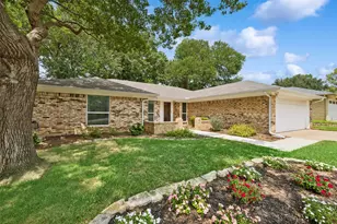 1605 Bedford Oaks Dr, Bedford, TX 76021 - Photo 2
