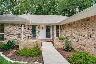 1605 Bedford Oaks Dr, Bedford, TX 76021 - Photo 2