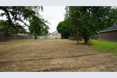 704 E 6th Street, Bonham, TX 75418 - Photo 2