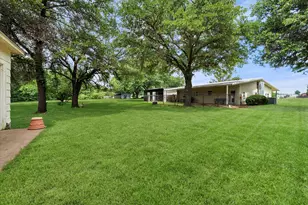 126 Smallwood Ct, Springtown, TX 76082 - Photo 2