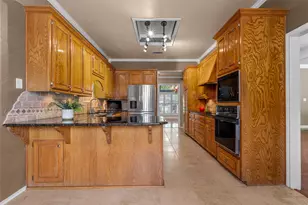 9406 Wildflower Dr, Woodway, TX 76712 - Photo 12