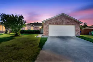 131 Logan Ln, Waxahachie, TX 75165 - Photo 2