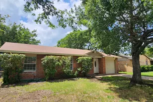 723 Briggs St, Cedar Hill, TX 75104 - Photo 2