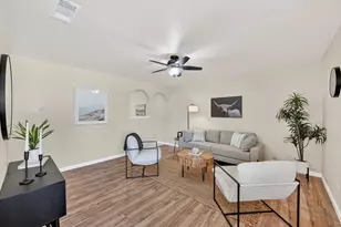 1012 Plover Ln, Arlington, TX 76015 - Photo 2