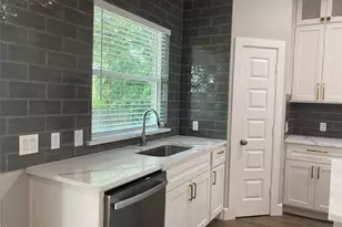2814 18th Street W, Irving, TX 75060 - Photo 4