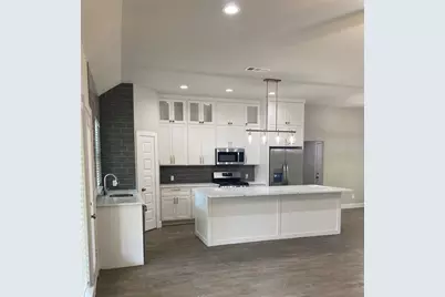 2814 18th Street W, Irving, TX 75060 - Photo 2
