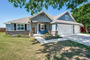 524 E Carol St, Pilot Point, TX 76258 - Photo 2