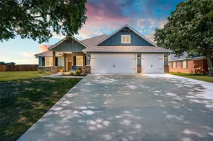 524 E Carol St, Pilot Point, TX 76258 - Photo 1
