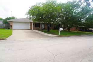 1304 Bellaire St, Bowie, TX 76230 - Photo 2